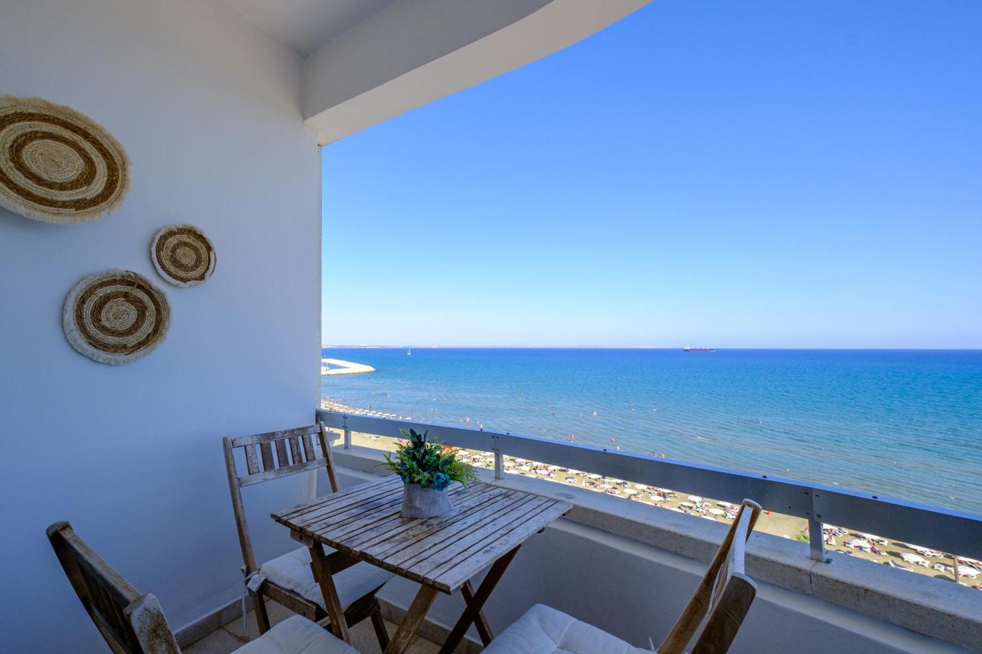 Lazuli Sea View Beachfront- Ap 61 Larnaca Eksteriør billede