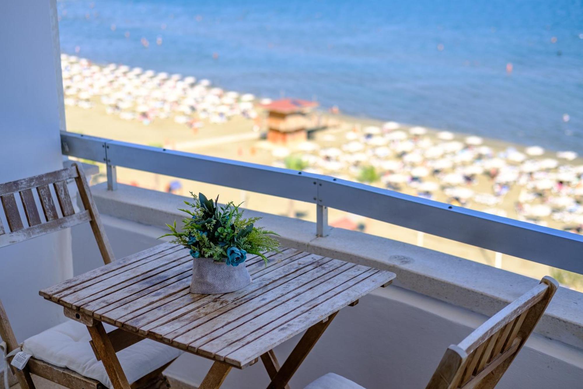 Lazuli Sea View Beachfront- Ap 61 Larnaca Eksteriør billede