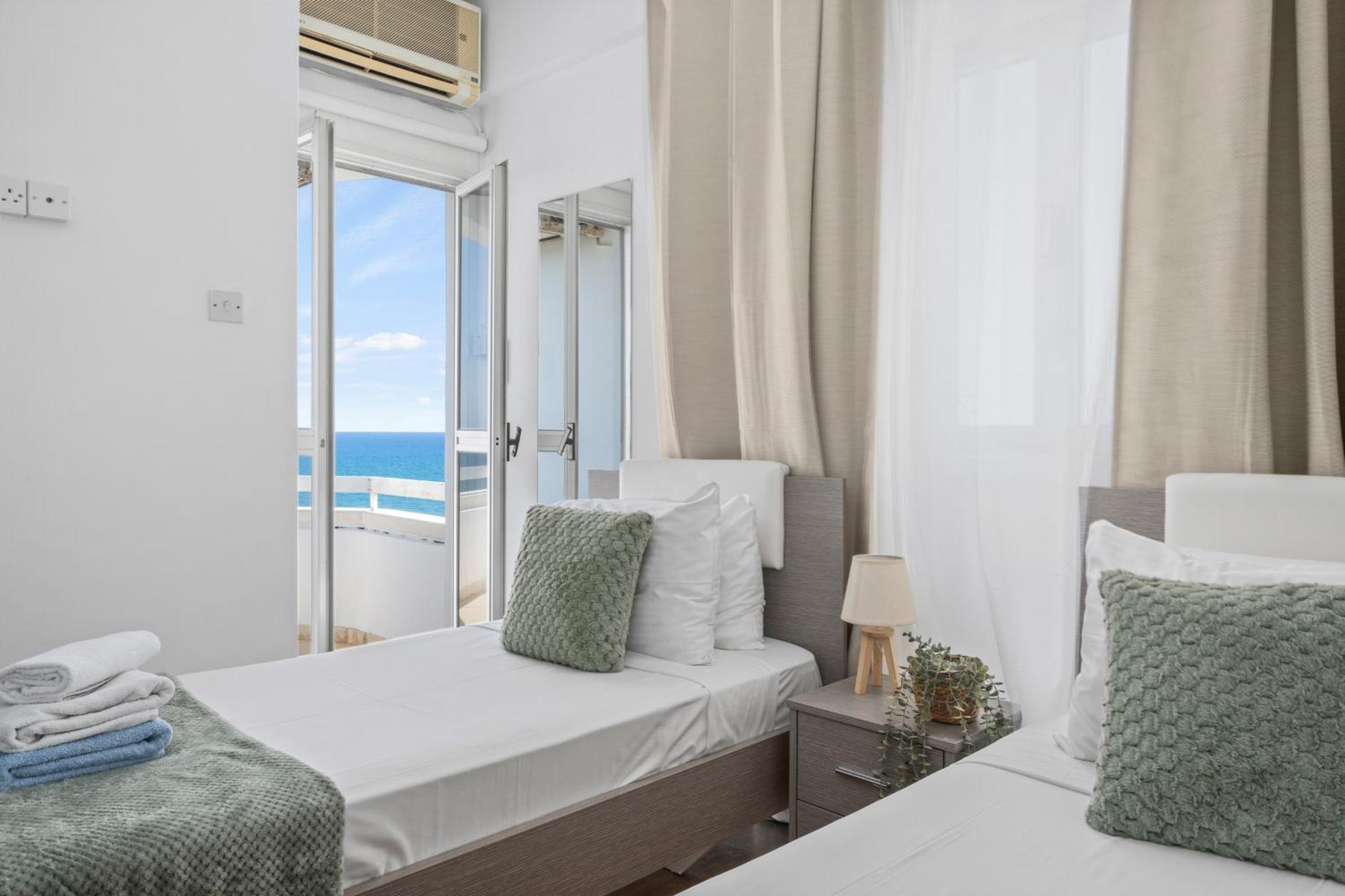 Lazuli Sea View Beachfront- Ap 61 Larnaca Eksteriør billede