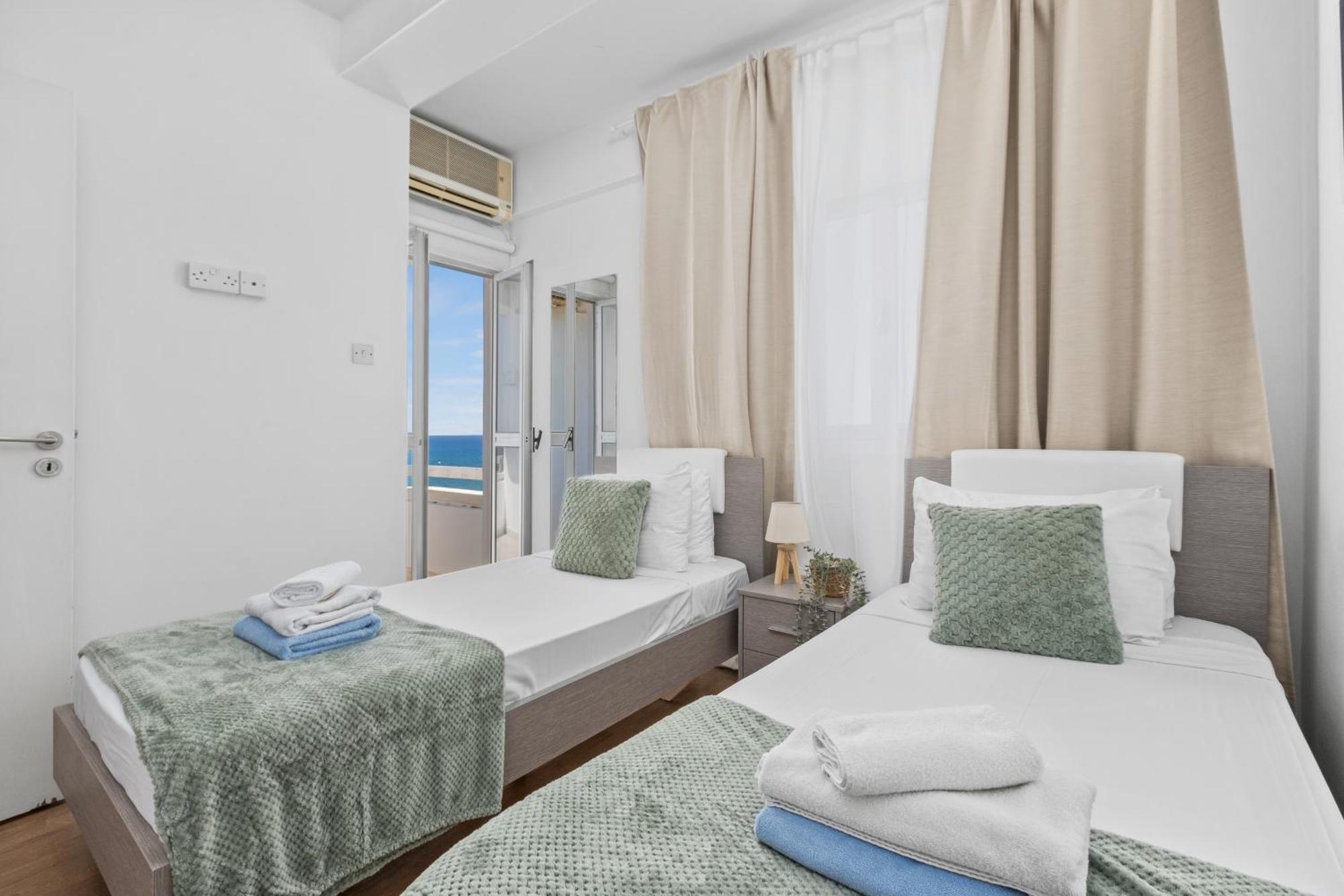 Lazuli Sea View Beachfront- Ap 61 Larnaca Eksteriør billede